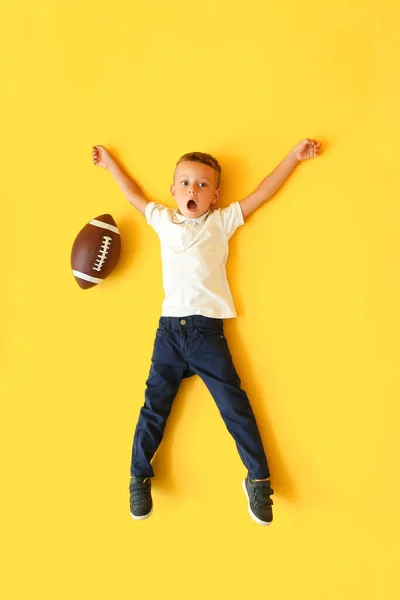 Kleiner Junge Mit Rugby Ball Auf Farbigem Hintergrund Draufsicht — Stockfoto