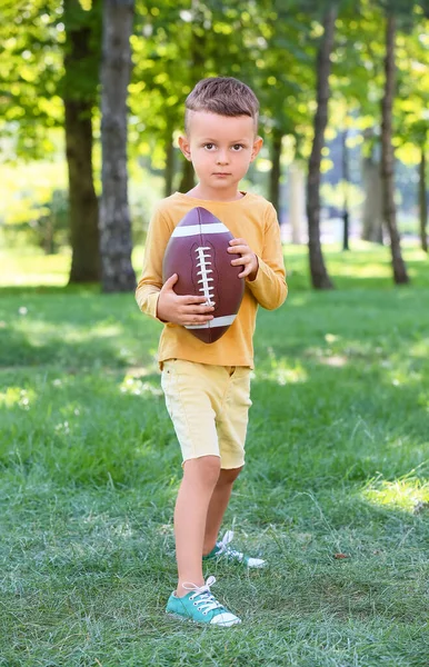 Menino Jogando Futebol Americano Livre — Fotografia de Stock