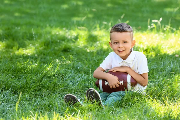 Ragazzino Con Palla Rugby All Aperto — Foto Stock