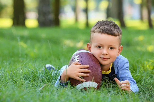 Mały Chłopiec Piłką Rugby Zewnątrz — Zdjęcie stockowe