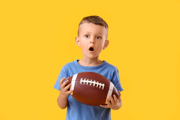 Überraschter Kleiner Junge Mit Rugby Ball Auf Farbigem Hintergrund — Stockfoto