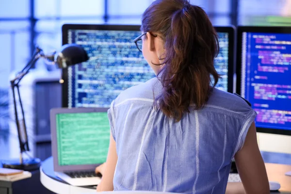 Kvinnlig Programmerare Som Arbetar Kontoret Natten — Stockfoto