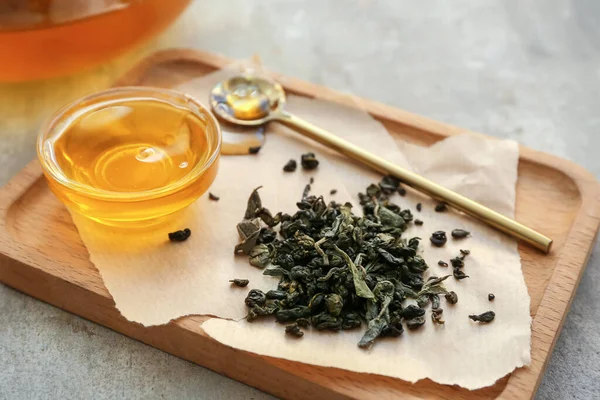 Board Dry Tea Leaves Honey Grey Background — Stock Photo, Image