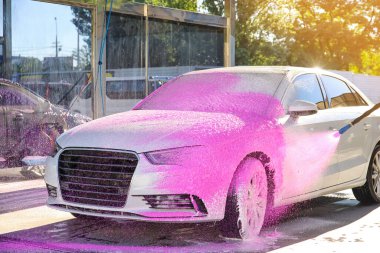 Araba yıkamada modern otomobil