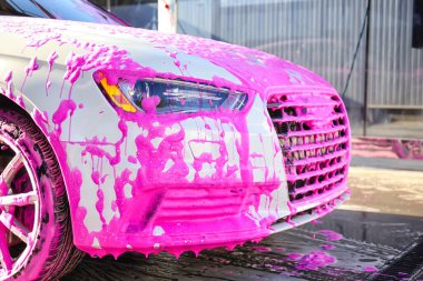 Araba yıkamada modern otomobil