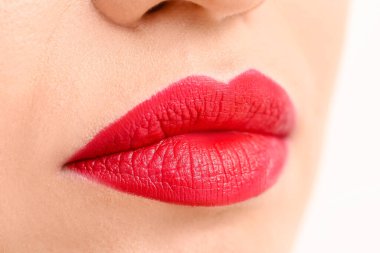 Parlak dudaklı güzel bir genç kadın, yakın plan.