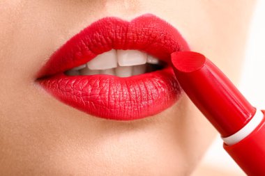 Makyaj yapan genç bir kadın, yakın plan.