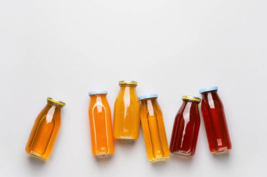 Hafif arkaplanda bir şişe meyve suyu