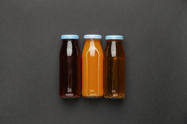 Karanlık arka planda bir şişe meyve suyu.