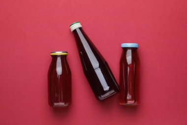 Renk arkaplanında meyve suyu şişeleri