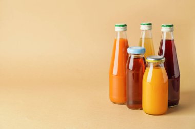 Renk arkaplanında meyve suyu şişeleri