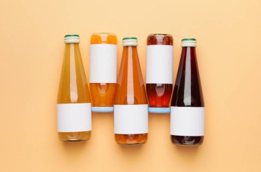 Renk arkaplanında meyve suyu şişeleri