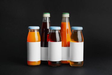 Karanlık arka planda bir şişe meyve suyu.