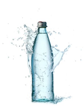 Beyaz arka planda su şişesi ve sıçraması