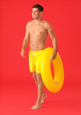 Renkli yüzüklü genç adam.