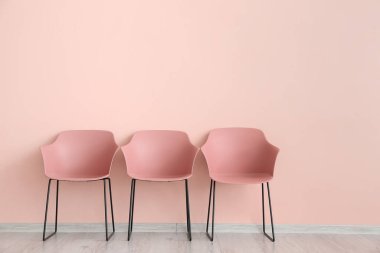 Renk duvarına yakın modern sandalyeler