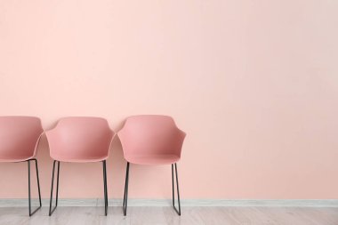Renk duvarına yakın modern sandalyeler