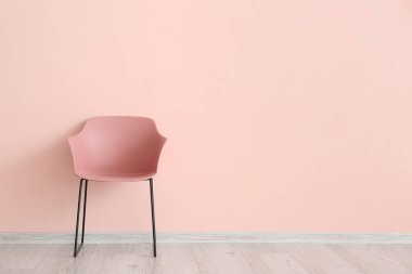 Renk duvarına yakın modern sandalye