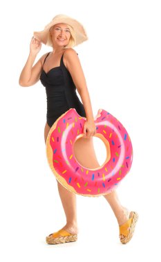 Beyaz arka planda şişme yüzük takan olgun bir kadın.