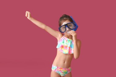 Renkli şnorkel maskeli küçük kız.