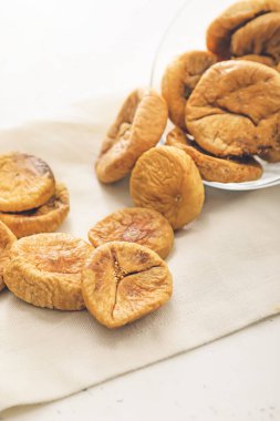 Hafif arka planda lezzetli kurutulmuş incirler.