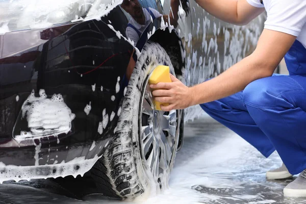 Männlicher Arbeiter Wäscht Auto Freien — Stockfoto