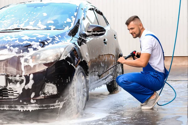 男工在室外洗车 — 图库照片