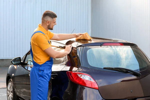 Male Worker Washing Car Outdoors — Stock Photo, Image