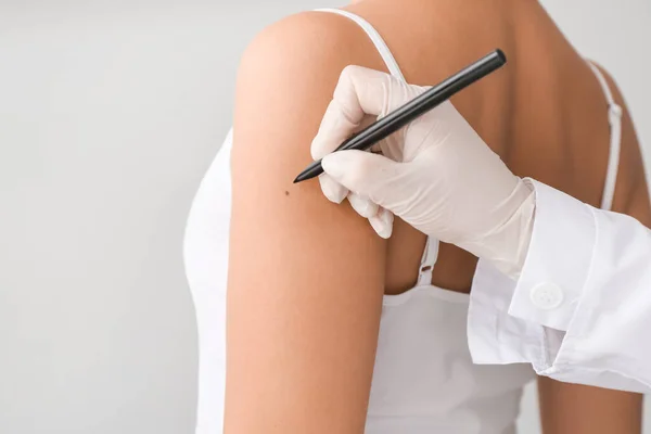 Dermatologo Che Esamina Paziente Sfondo Grigio — Foto Stock