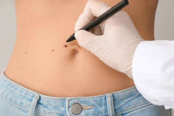 Dermatólogo Examinando Paciente Sobre Fondo Gris Primer Plano — Foto de Stock