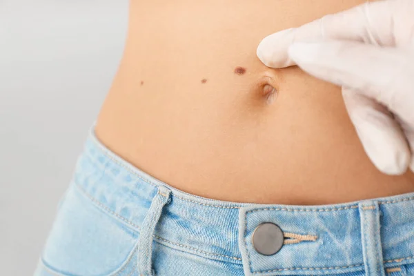 Dermatólogo Examinando Paciente Sobre Fondo Gris Primer Plano — Foto de Stock