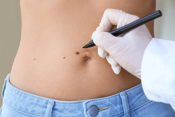 Dermatolog Undersöker Patienten Kliniken Närbild — Stockfoto