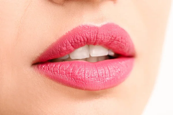 明るい唇を持つ美しい若い女性 クローズアップ — ストック写真