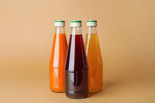 Μπουκάλια Χυμούς Στο Φόντο Χρώμα — Φωτογραφία Αρχείου