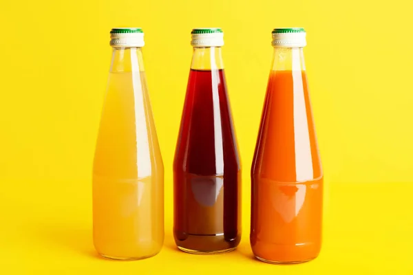 Flaskor Med Juicer Färg Bakgrund — Stockfoto