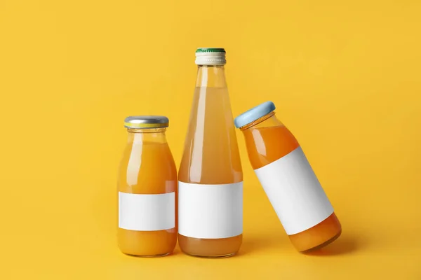 Flaskor Med Juicer Färg Bakgrund — Stockfoto