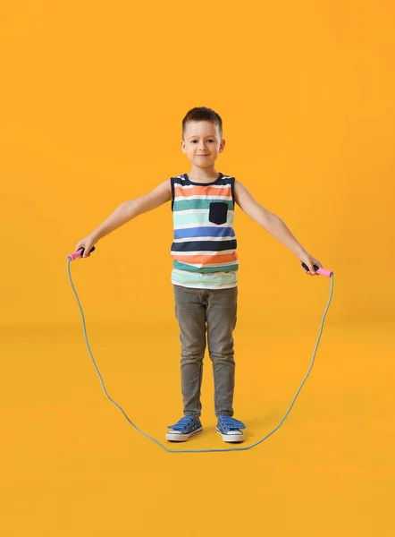 Carino Piccolo Ragazzo Salto Corda Contro Colore Sfondo — Foto Stock