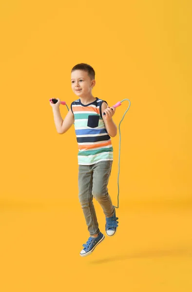 Netter Kleiner Junge Beim Seilspringen Vor Farbigem Hintergrund — Stockfoto
