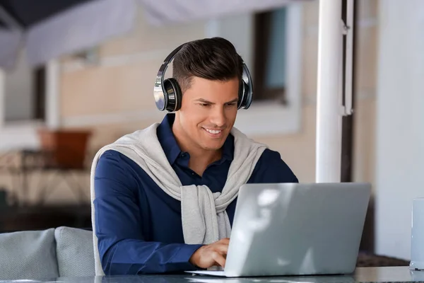 Man Headphones Working Laptop Outdoor Cafe — Stock Photo, Image