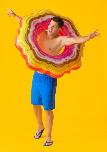 Счастливый Молодой Человек Надувным Кольцом Цветном Фоне — стоковое фото