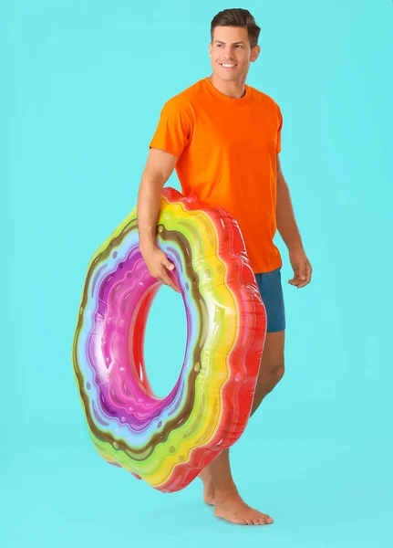 Молодой Человек Надувным Кольцом Цветном Фоне — стоковое фото