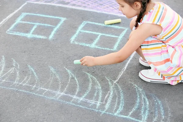 Kleines Mädchen Zeichnet Mit Kreide Auf Asphalt — Stockfoto