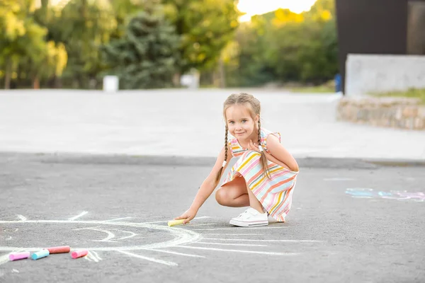 Kleines Mädchen Zeichnet Mit Kreide Auf Asphalt — Stockfoto