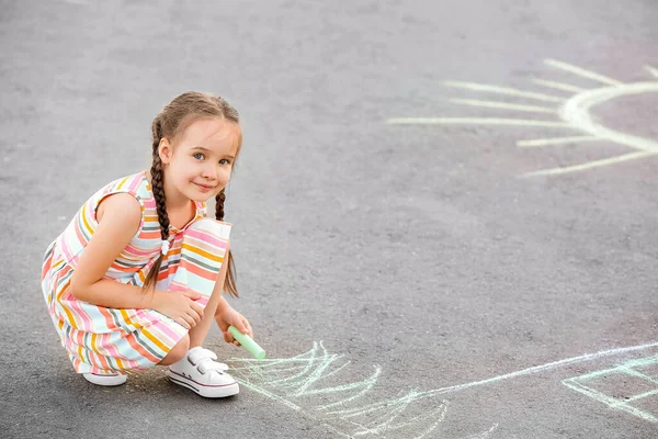 Kleines Mädchen Zeichnet Mit Kreide Auf Asphalt — Stockfoto