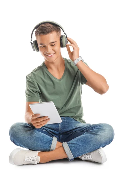 Nastolatek Słuchający Muzyki Białym Tle — Zdjęcie stockowe
