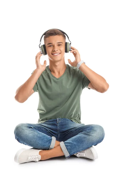 Genç Çocuk Beyaz Arka Planda Müzik Dinliyor — Stok fotoğraf