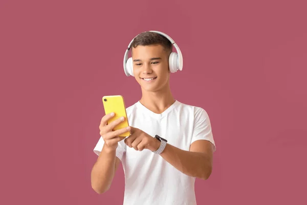Nastolatek Słuchający Muzyki Kolorowym Tle — Zdjęcie stockowe
