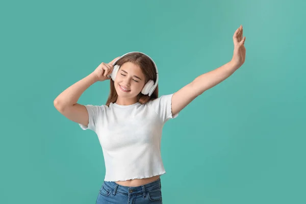 Tiener Meisje Luisteren Naar Muziek Kleur Achtergrond — Stockfoto