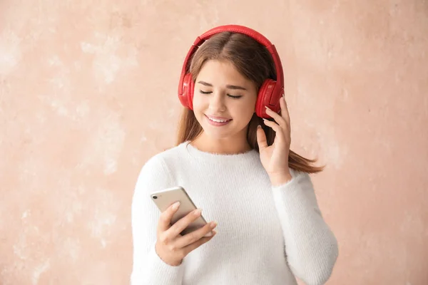 Menina Adolescente Ouvindo Música Fundo Cor — Fotografia de Stock