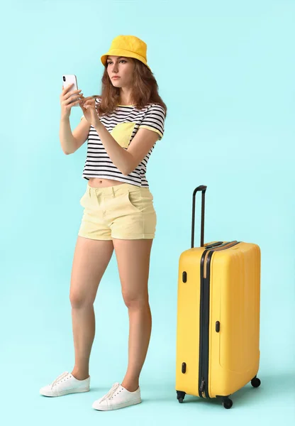 Turista Femenina Con Equipaje Teléfono Móvil Sobre Fondo Color — Foto de Stock